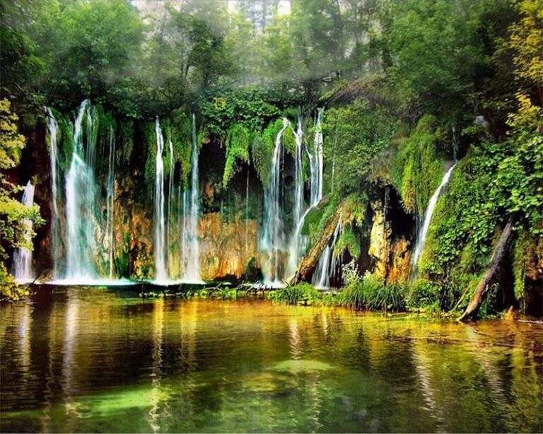 Diamond Painting - Waterval in groen bos voorbeeldafbeelding van het volledige ontwerp
