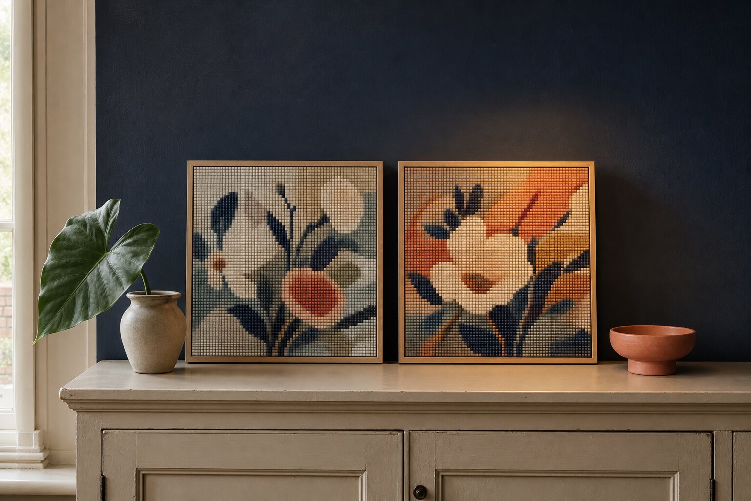Twee ingelijste diamond paintings tonen een ingetogen en levendiger effect bij verschillend licht in huis