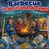 Cartoon van drie mannen die onder een lekkende partytent doorbarbecueën in de plenzende regen, met de tekst Barbecue in de stromende regen