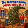 Cartoon van een te grote kerstboom waarvan de piek krom tegen het plafond staat, met de tekst De kerstboom past net niet