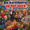 Cartoon van een kerstborrel op kantoor met dansende collega's en de baas die op een stoel staat te toosten, met de tekst De kerstborrel op het werk