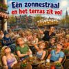 Cartoon van een vol Amsterdams grachtenterras bij het eerste lentezonnetje met bleke armen in korte mouwen, met de tekst Een zonnestraal en het terras zit vol