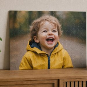 Afgemaakte fotopuzzel van een lachende peuter in een gele regenjas op een dressoir