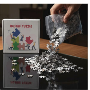 Puzzelstukjes worden uit de zak naast de doos geschud