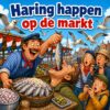 Cartoon van een man die met open mond een haring naar binnen laat glijden bij een marktkraam vol vis, met de tekst Haring happen op de markt