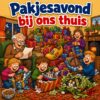 Cartoon van een huiskamer op pakjesavond met surprises, een opa die een gedicht voorleest en pepernoten over de vloer, met de tekst Pakjesavond bij ons thuis
