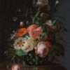 Stilleven met bloemen op een marmeren tafelblad van Rachel Ruysch: rozen, een iris en andere bloemen in een vaas tegen een donkere achtergrond