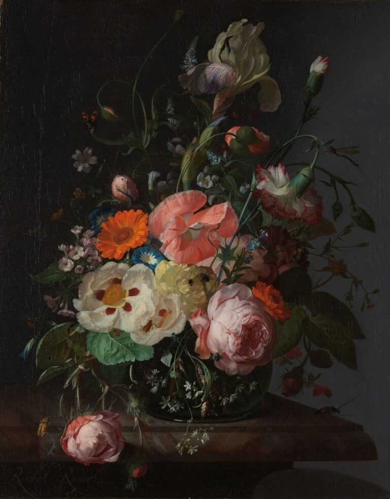 Stilleven met bloemen op een marmeren tafelblad van Rachel Ruysch: rozen, een iris en andere bloemen in een vaas tegen een donkere achtergrond