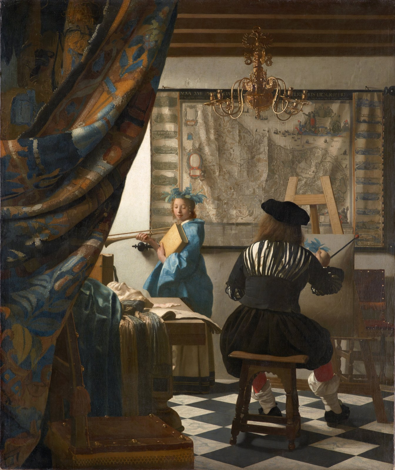 De schilderkunst van Johannes Vermeer: een schilder aan de ezel schildert een vrouw met een trompet, met een grote kaart van de Nederlanden aan de muur