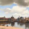 Gezicht op Delft van Johannes Vermeer: de stad aan het water met poorten, daken en torens onder een grote wolkenlucht