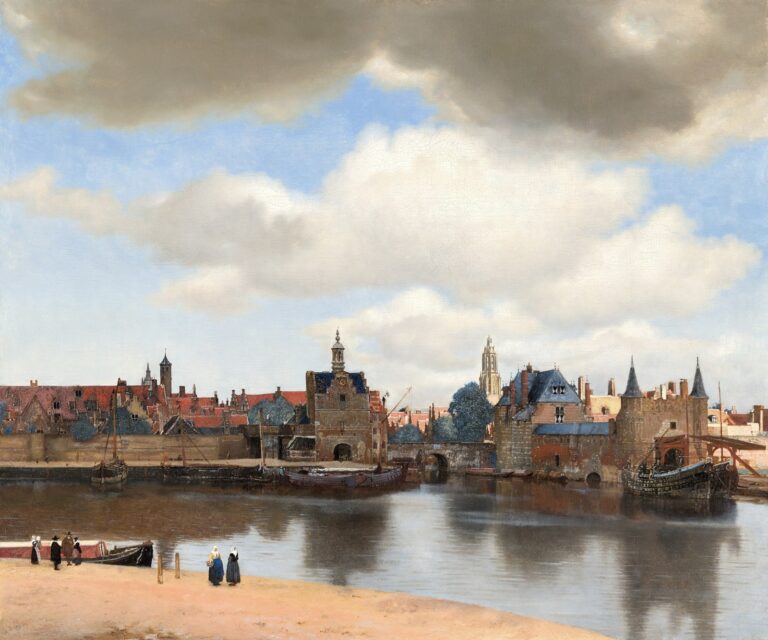Gezicht op Delft van Johannes Vermeer: de stad aan het water met poorten, daken en torens onder een grote wolkenlucht