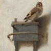 Het puttertje van Carel Fabritius: een distelvinkje op een voederbakje tegen een lichte muur, met een kettinkje aan zijn poot