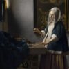 Vrouw met weegschaal van Johannes Vermeer: een vrouw in een blauwe jak met bontrand houdt een kleine weegschaal vast, met parels op tafel